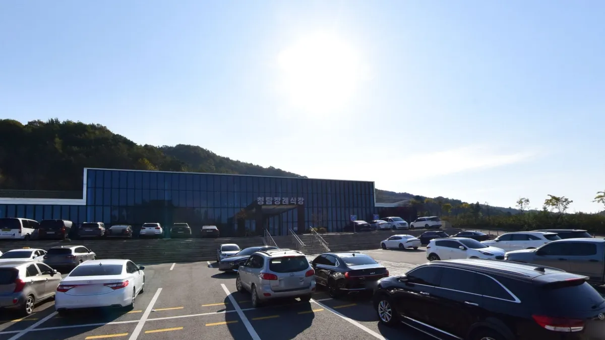 청담장례문화원 입구 전경