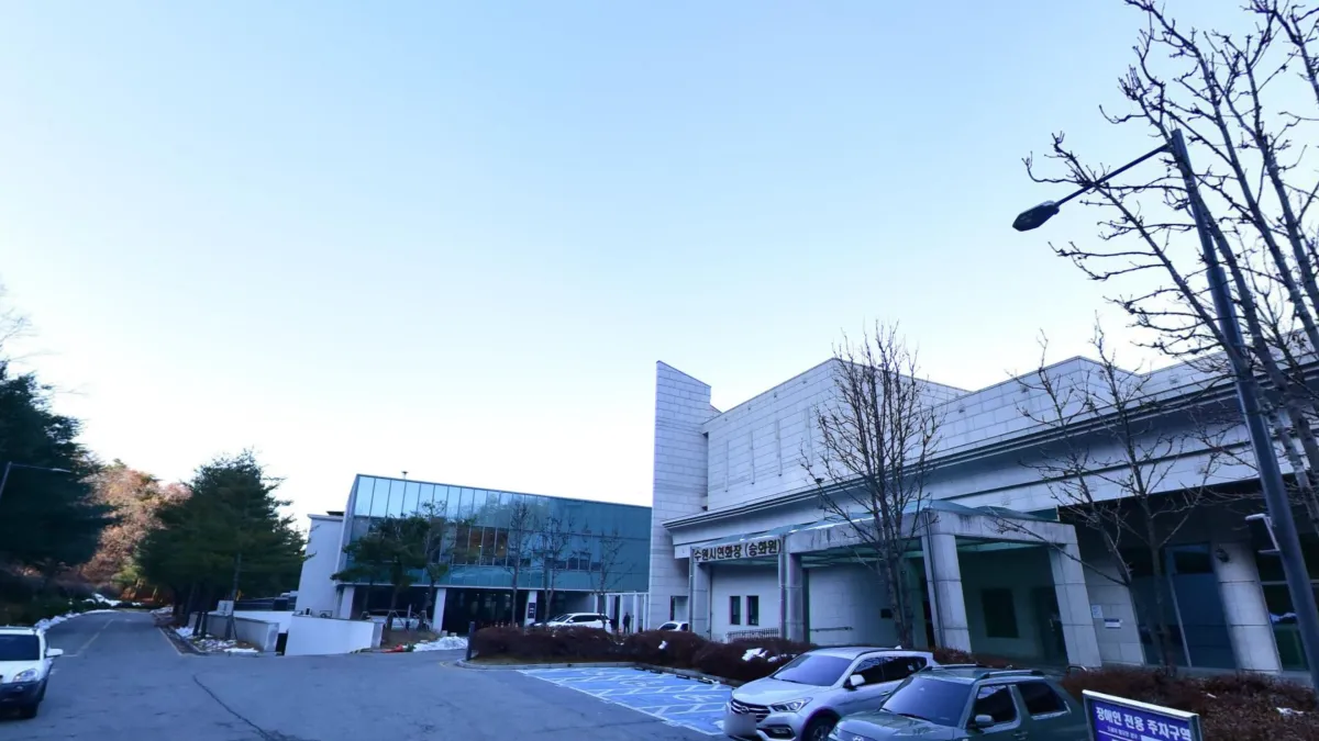 수원시연화장장례식장 입구 전경